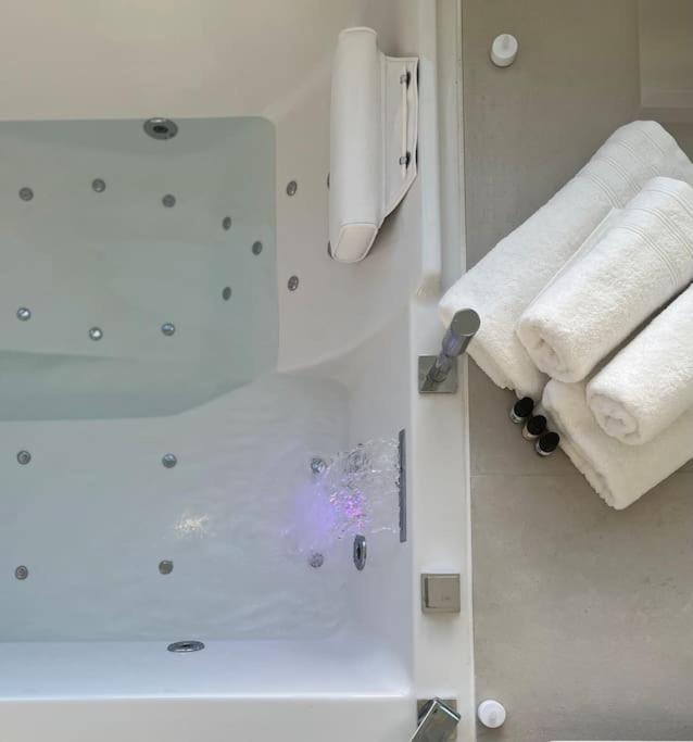 Suite « Body Love » - Jacuzzi Privatif Creteil Exterior photo